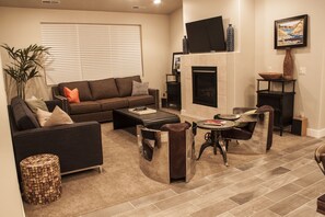 Älytelevisio, takka, DVD-soitin, kirjoja