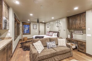 6 bedrooms, iron/ironing board, free WiFi, bed sheets