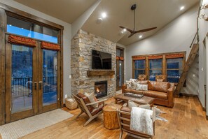 Smart TV, fireplace, stereo