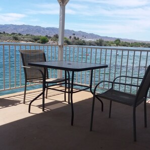 Outdoor dining - WATERFRONT,PRIVATE BOAT RAMP ,SANDY BEACH GATED COMMUNITY, 3 BEDROOM & 2 BATH (Mohave Valley)