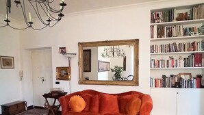 Smart TV, DVD player, books, video library - Apartment Fiore is big, romantic,  green terrace close Trastevere and Vatican (Rome)