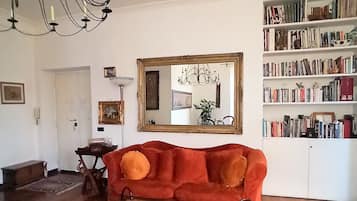 Smart-TV, DVD-Player, Bücher, Videothek