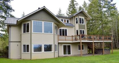 Rowdy, Crazy, Fun - Calm, relaxing, Quiet. Come enjoy Blue Mountain Retreat.