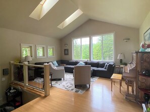 TV connectée, cheminée, lecteur de DVD, baby-foot