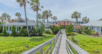 2 BR / 2Bath, haustierfreundliches Cottage im Key West-Stil in einer Wohnanlage am Meer mit kostenlosem Parkplatz, einem Pool und einer privaten Strandpromenade