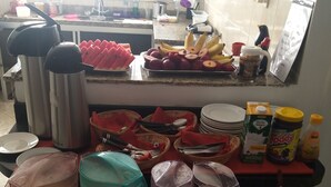 Una encimera de cocina con diversos alimentos, entre ellos frutas y condimentos.