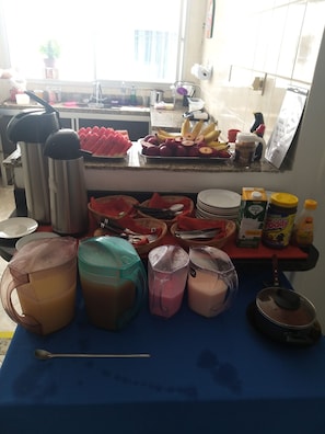 Café da manhã com buffet grátis todos os dias