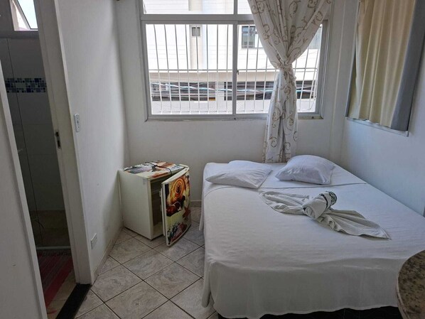 Quarto casal ou duplo básico, 1 cama de casal | 1 quarto, frigobar, cortinas blackout, Wi-Fi de cortesia