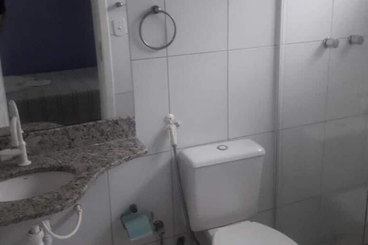 Habitación cuádruple familiar | Baño | Ducha, artículos de higiene personal gratuitos y toallas