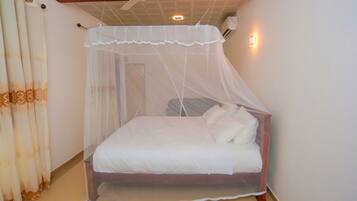 Comfort Double Room | In-room safe, soundproofing, iron/ironing board, rollaway beds