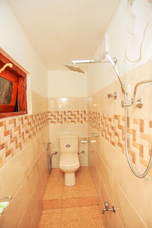 Comfort tweepersoonskamer | Badkamer | Een douche, een regendouche, gratis toiletartikelen, een haardroger