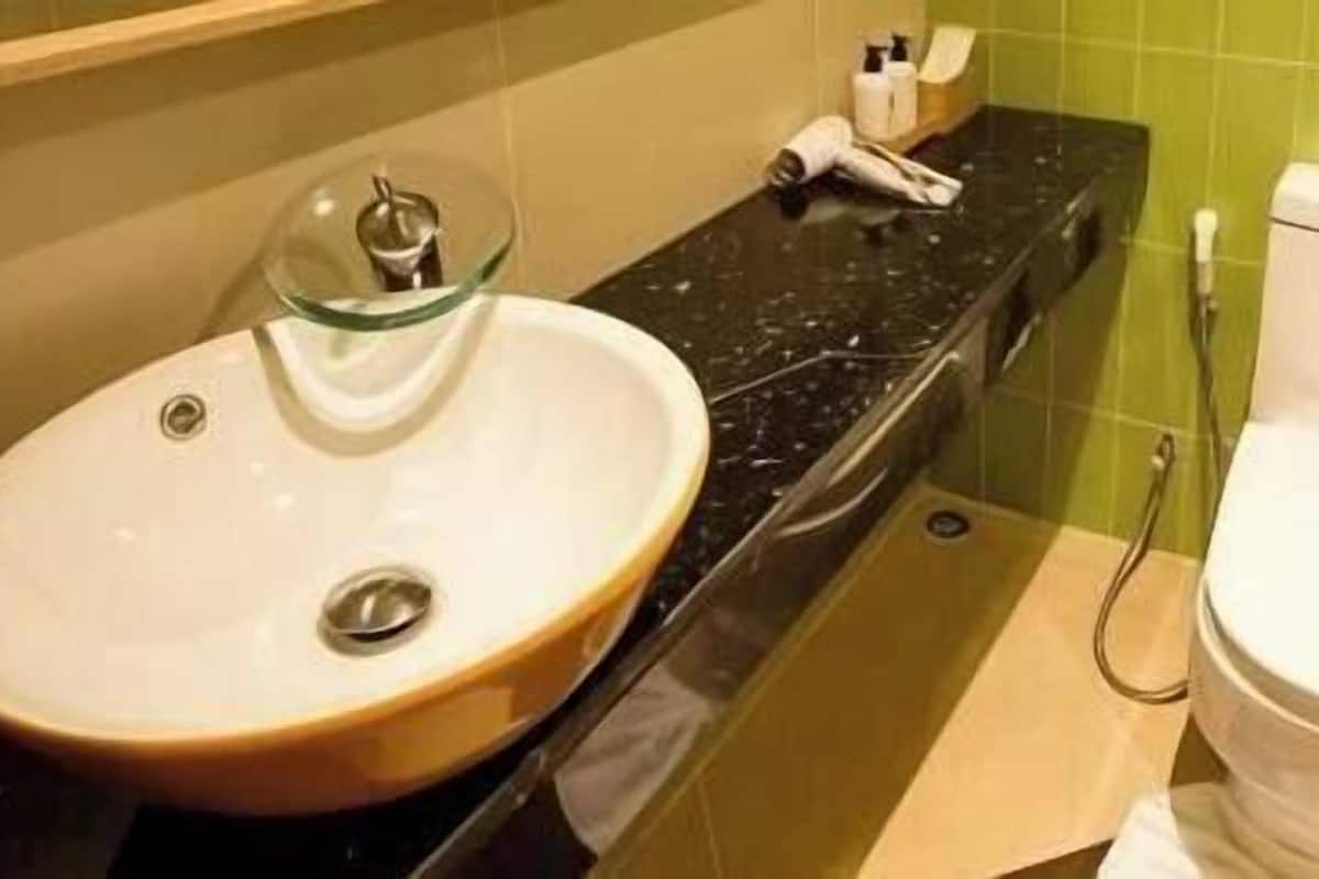 Een badkamer met een wastafel, toilet en douche.