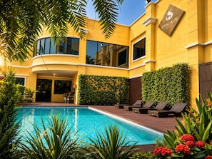 Piscina externa, espreguiçadeiras