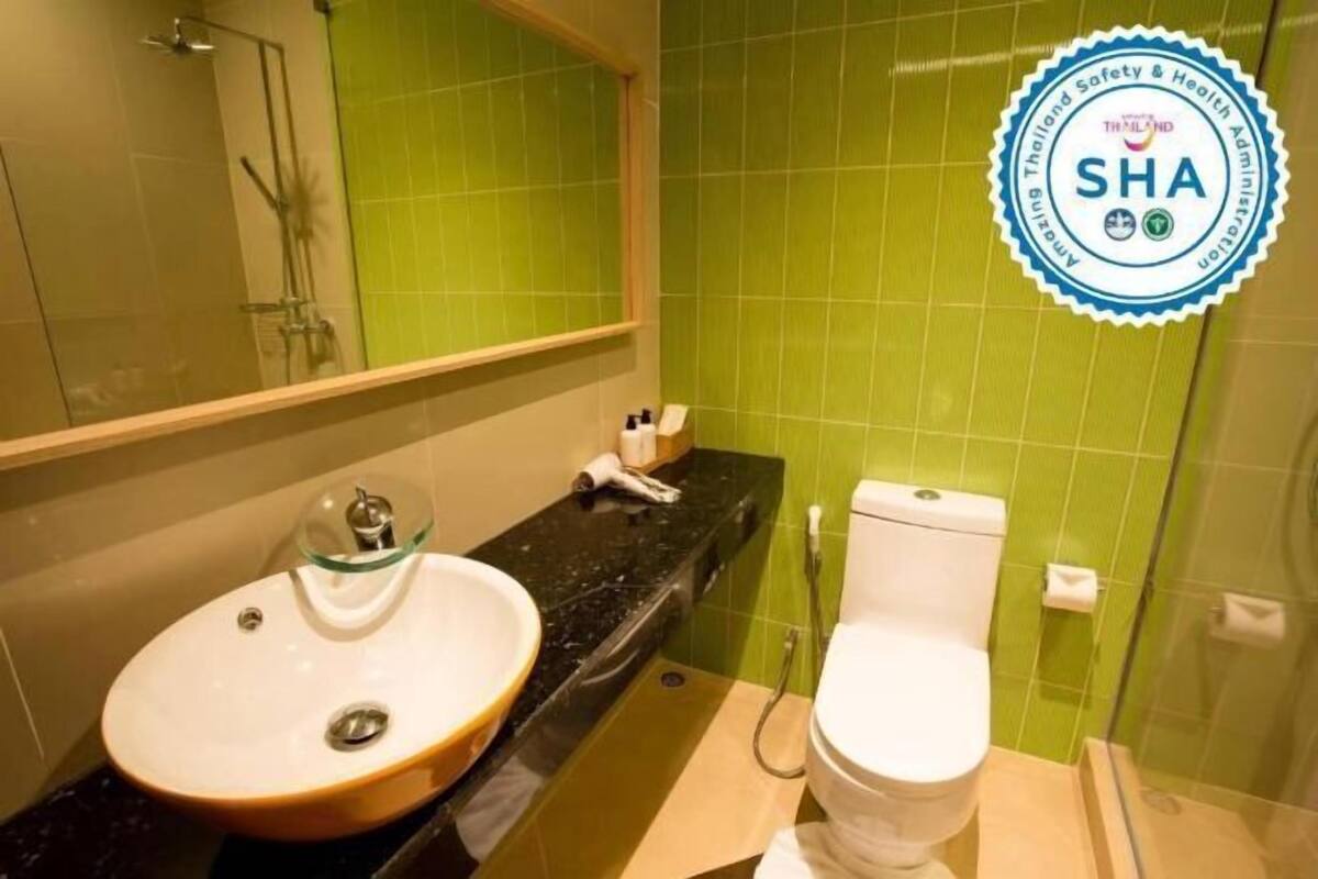 Suihku, sadesuihkupää, ilmaiset hygieniatuotteet, kylpytakit