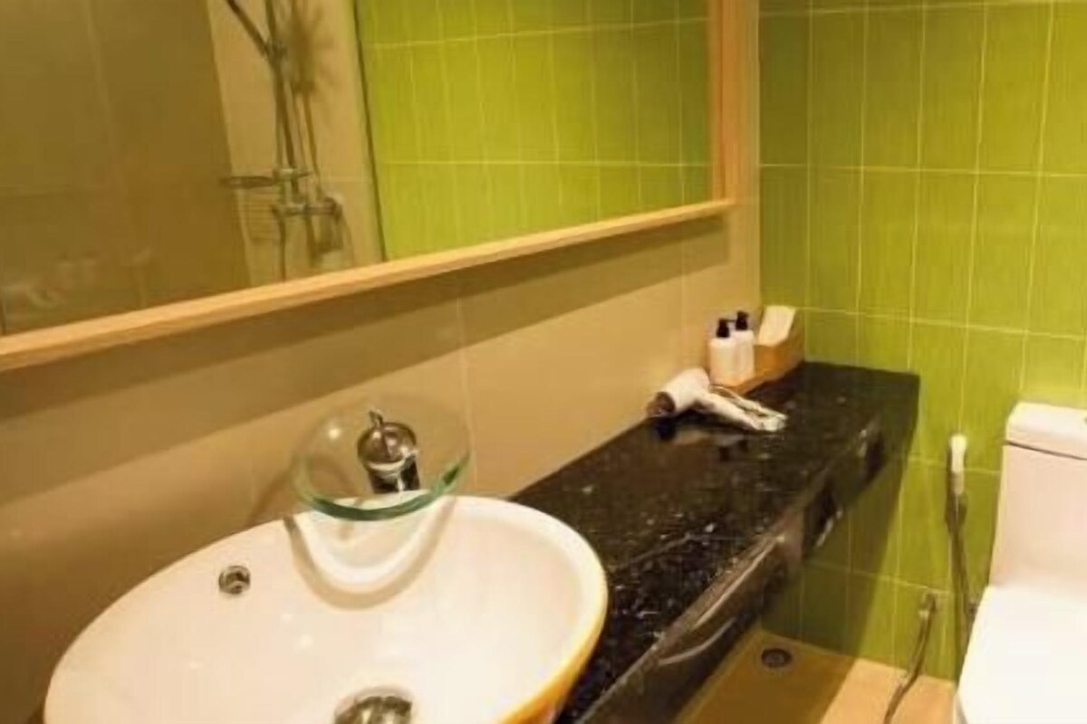Shower, rainfall showerhead, free toiletries, bathrobes