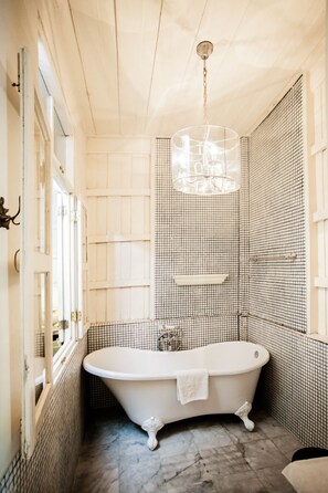 The Chick (Seaview) | Deep-soaking bathtub - The Hen Hua Hin Private Beach Villa (Hua Hin)