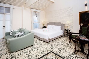 The Roester (Pool villa) | Khu phòng khách | TV màn hình phẳng 