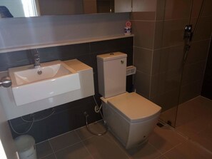 经典开间套房, 1 张特大床, 无烟房 | 浴室 | 毛巾