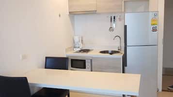 Classic Studio Suite, 1 King Bed, Non Smoking | Private kitchen