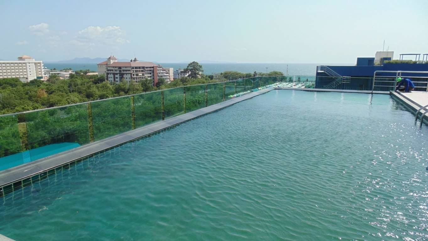 3 สระว่ายน้ำกลางแจ้ง