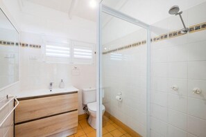 Een douche, een haardroger, handdoeken