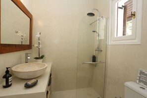 Een douche, een haardroger, handdoeken