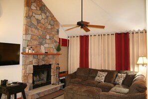 Smart TV, fireplace - Beautiful home, 4 bedrooms, across from Camelback Resort  (Tannersville)