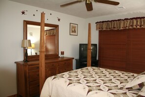 4 bedrooms, iron/ironing board, travel cot, free WiFi - Beautiful home, 4 bedrooms, across from Camelback Resort  (Tannersville)