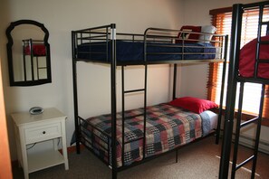 4 bedrooms, iron/ironing board, travel crib, free WiFi - Beautiful home, 4 bedrooms, across from Camelback Resort (Tannersville)