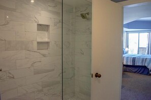 Combined shower/tub, hair dryer, towels