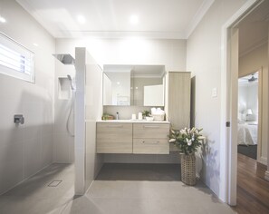 Shower, hair dryer, towels, soap - Diggers Beach Cottage, Coffs Harbour - Family Friendly, Terrific Location (Coffs Harbour)