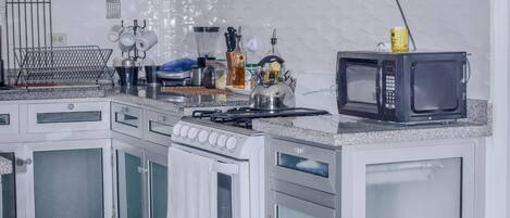 Réfrigérateur, micro-ondes, four, plaque de cuisson