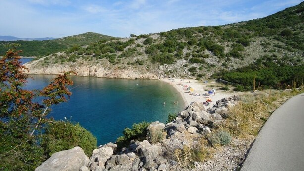 A coastal road with a beach and rocky terrain. - JP1 - apartman for 2 (Vrbnik)
