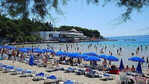 A beach with numerous blue umbrellas and sun loungers. - Small house in the old town & patio - Dama (Split)