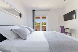 4 bedrooms, iron/ironing board, WiFi, bed sheets