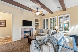 TV, fireplace, Netflix, Hulu - Near Pool! Warm & Elegant, Fountain Views, Twin Beds, Pet Friendly! - Upstairs (T25) (La Quinta)