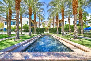 A heated pool - Near Pool! Warm & Elegant, Fountain Views, Twin Beds, Pet Friendly! - Upstairs (T25) (La Quinta)