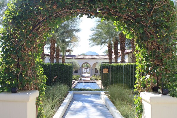 Property grounds - Near Pool! Warm & Elegant, Fountain Views, Twin Beds, Pet Friendly! - Upstairs (T25) (La Quinta)