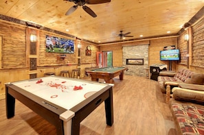 Games room - SV Mansion:13BR/Heated Pool/Amazing View/Game/Theater (Pigeon Forge)