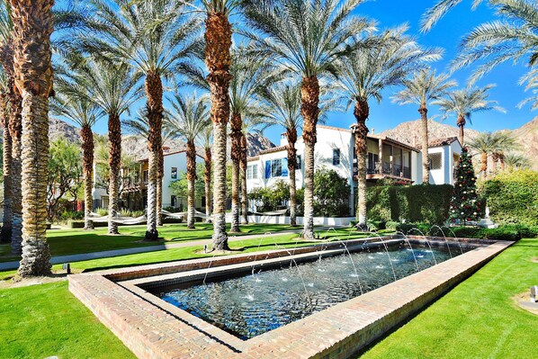 Alberca climatizada y alberca de entrenamiento