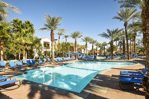 Una piscina climatizada, una piscina de entrenamiento