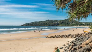 Beach nearby - Quiksilver Apartments The Pass - steps from beach (Byron Bay)