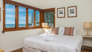 2 bedrooms, WiFi, bed sheets - Quiksilver Apartments The Pass - steps from beach (Byron Bay)