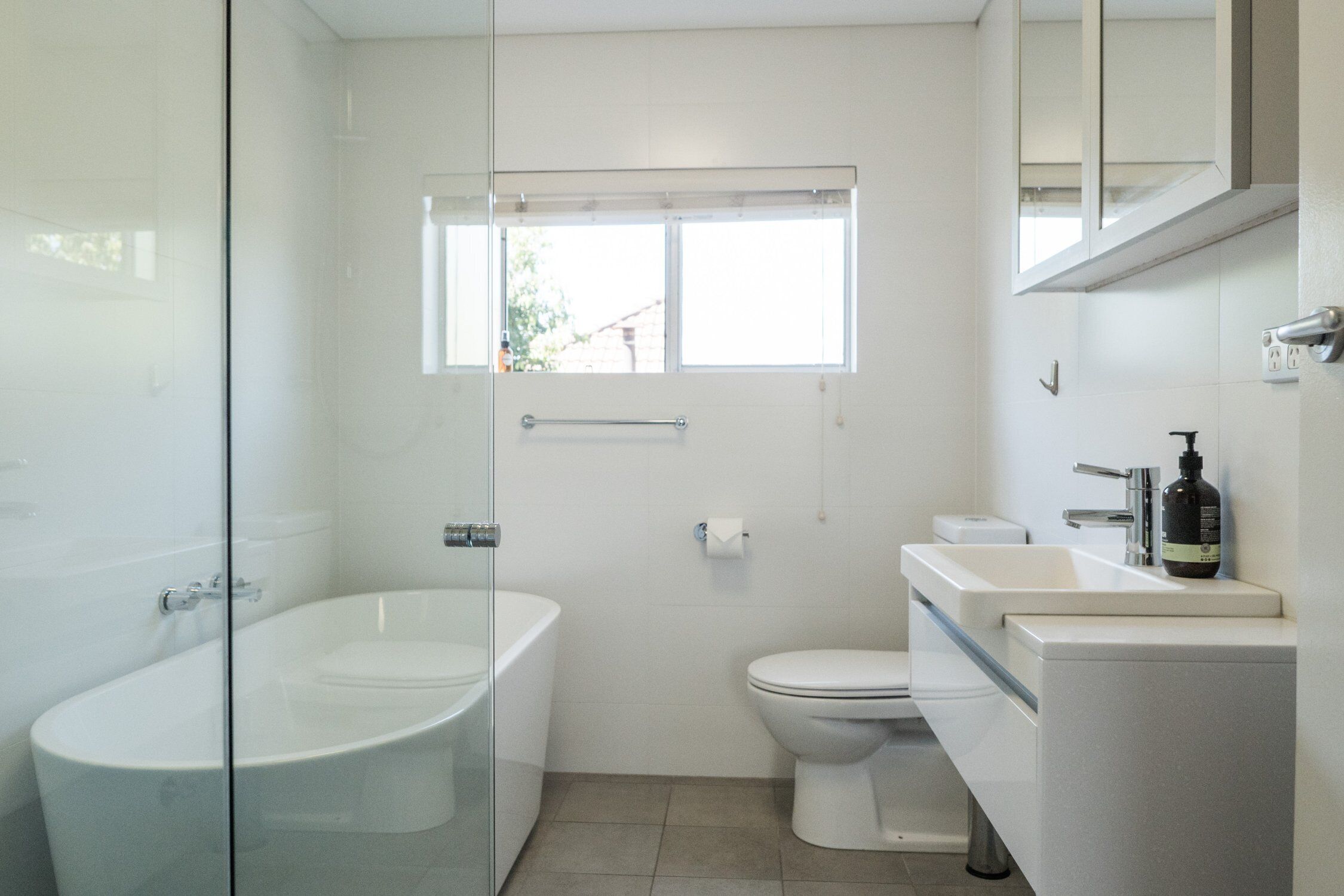 Enjoy the beach lifestyle 3mins walk from Coogee beach and all local shops. — image 14