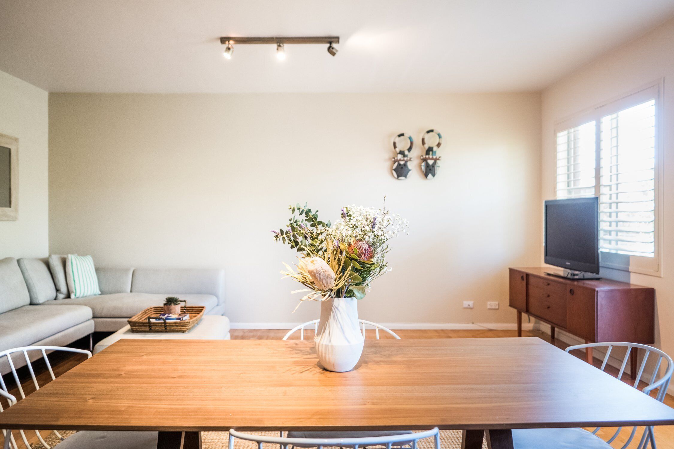 Enjoy the beach lifestyle 3mins walk from Coogee beach and all local shops. — image 12