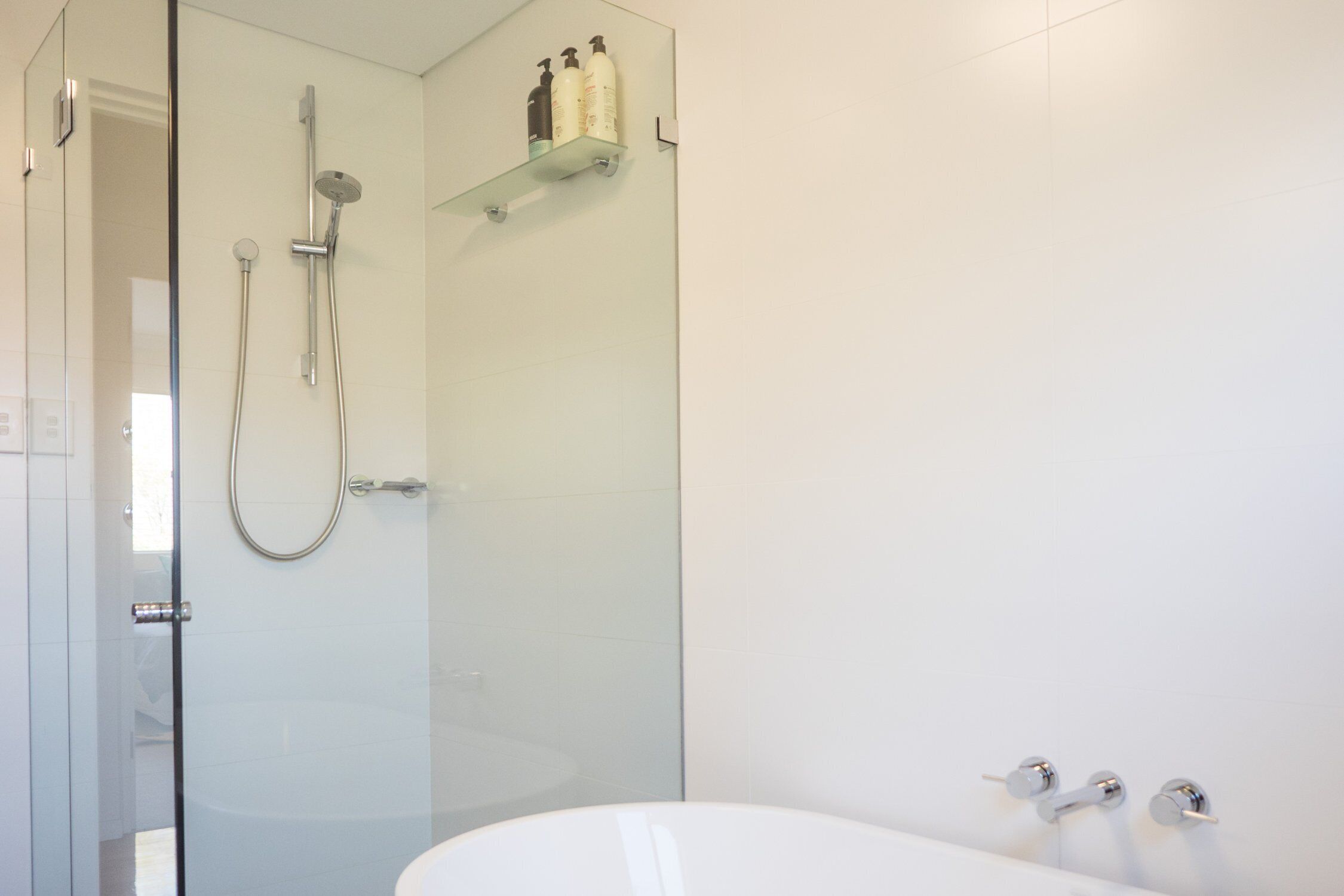 Enjoy the beach lifestyle 3mins walk from Coogee beach and all local shops. — image 15