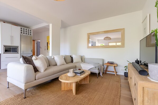 Smart TV, books, stereo, offices