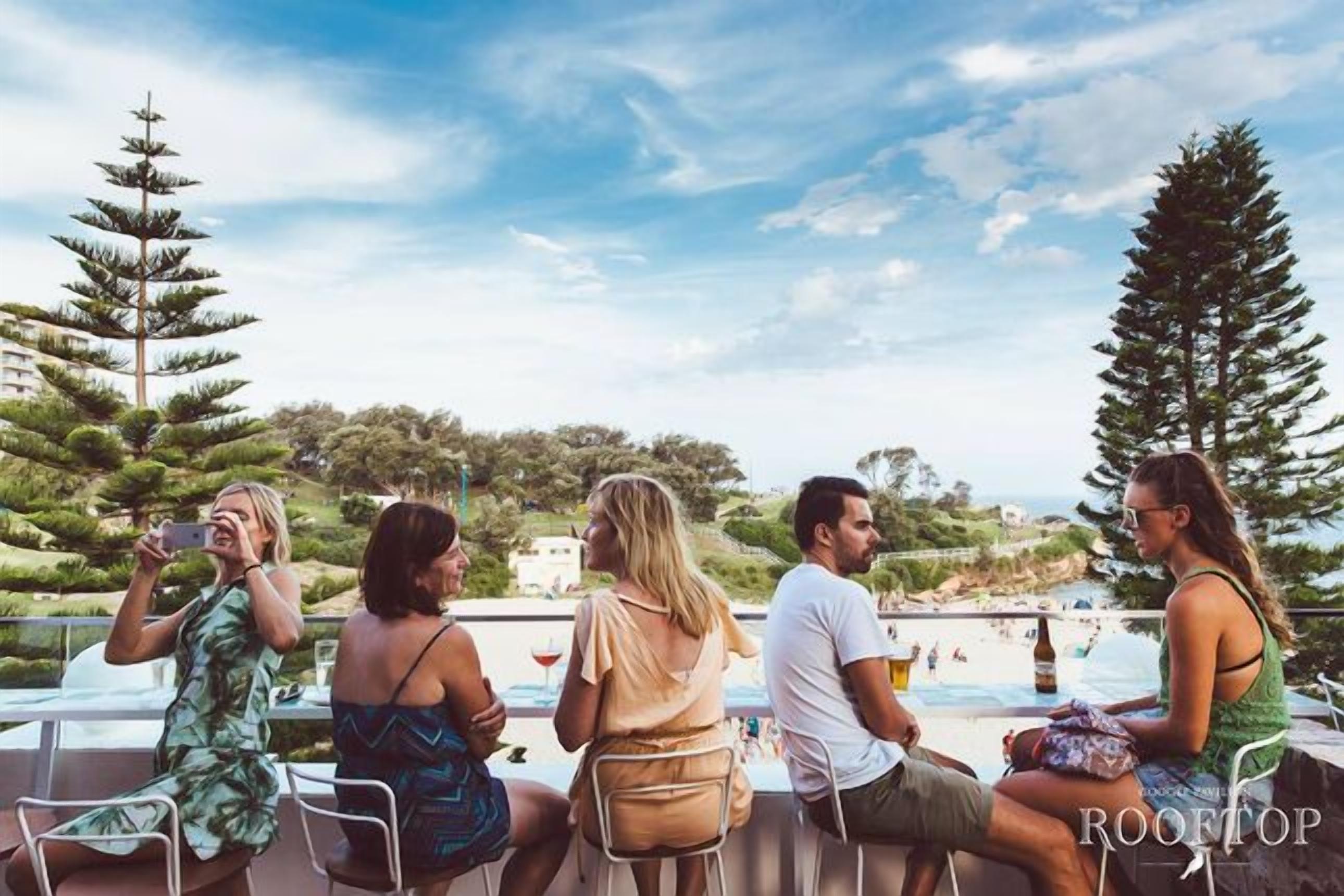 Enjoy the beach lifestyle 3mins walk from Coogee beach and all local shops. — image 4