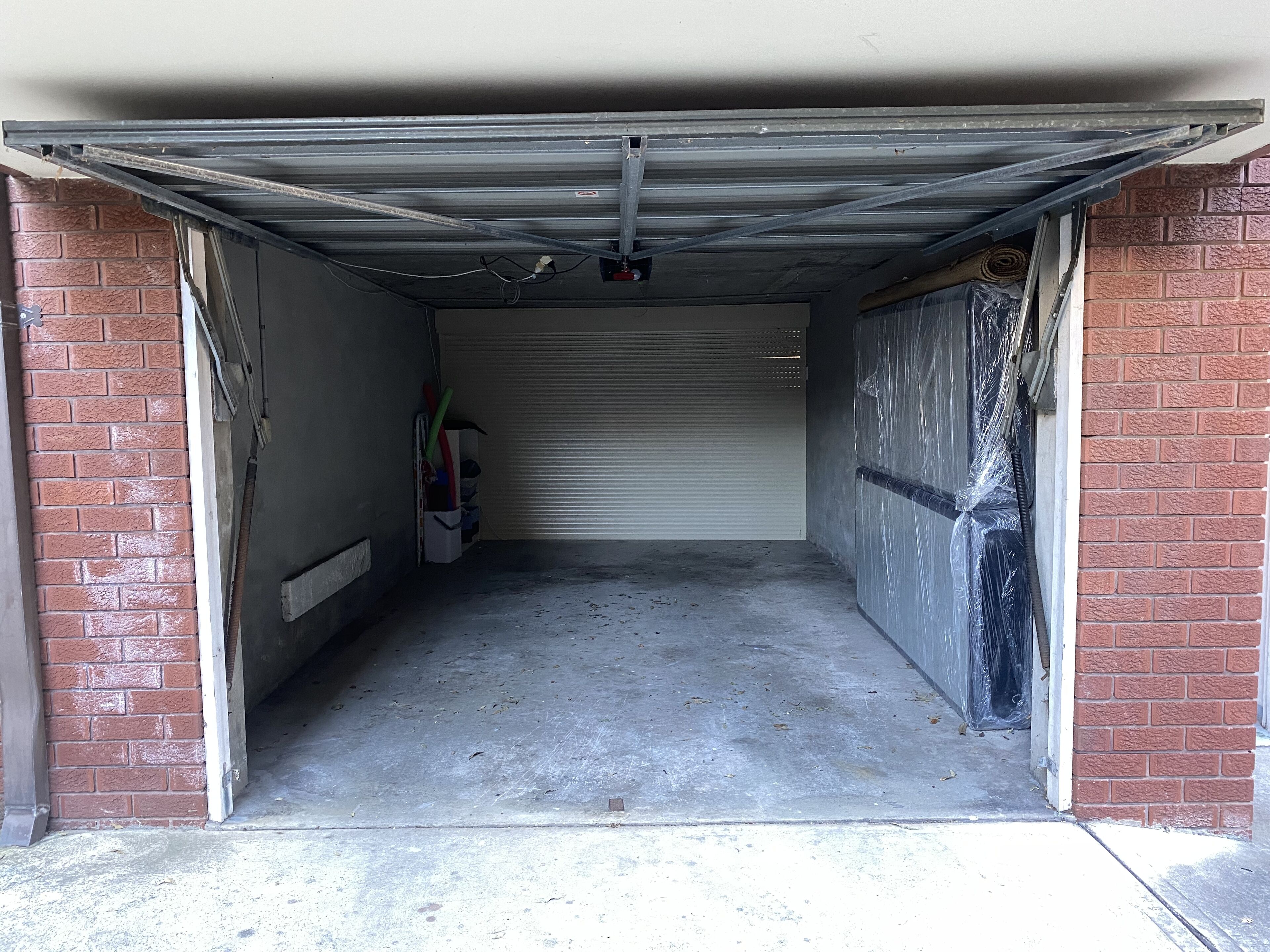 Enjoy the beach lifestyle 3mins walk from Coogee beach and all local shops. — image 3