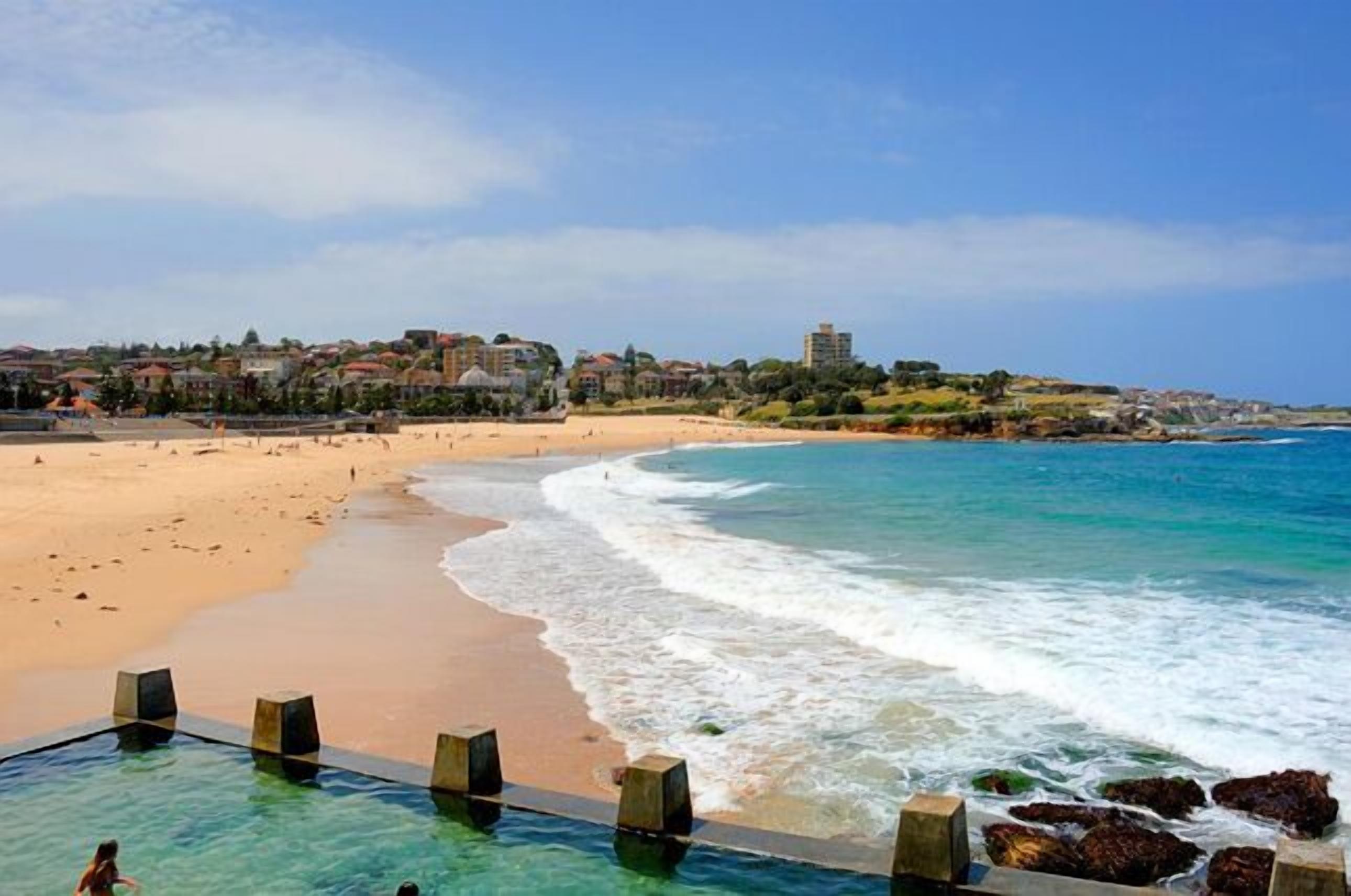 Enjoy the beach lifestyle 3mins walk from Coogee beach and all local shops. — image 5